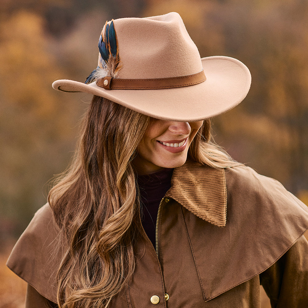 Sombrero Outback impermeable de fieltro de lana Con plumas de Failsworth - Camel