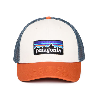 Gorra Trucker P-6 Logo LoPro de algodón orgánico de Patagonia - Blanco-Ladrillo-Azul Ahumado