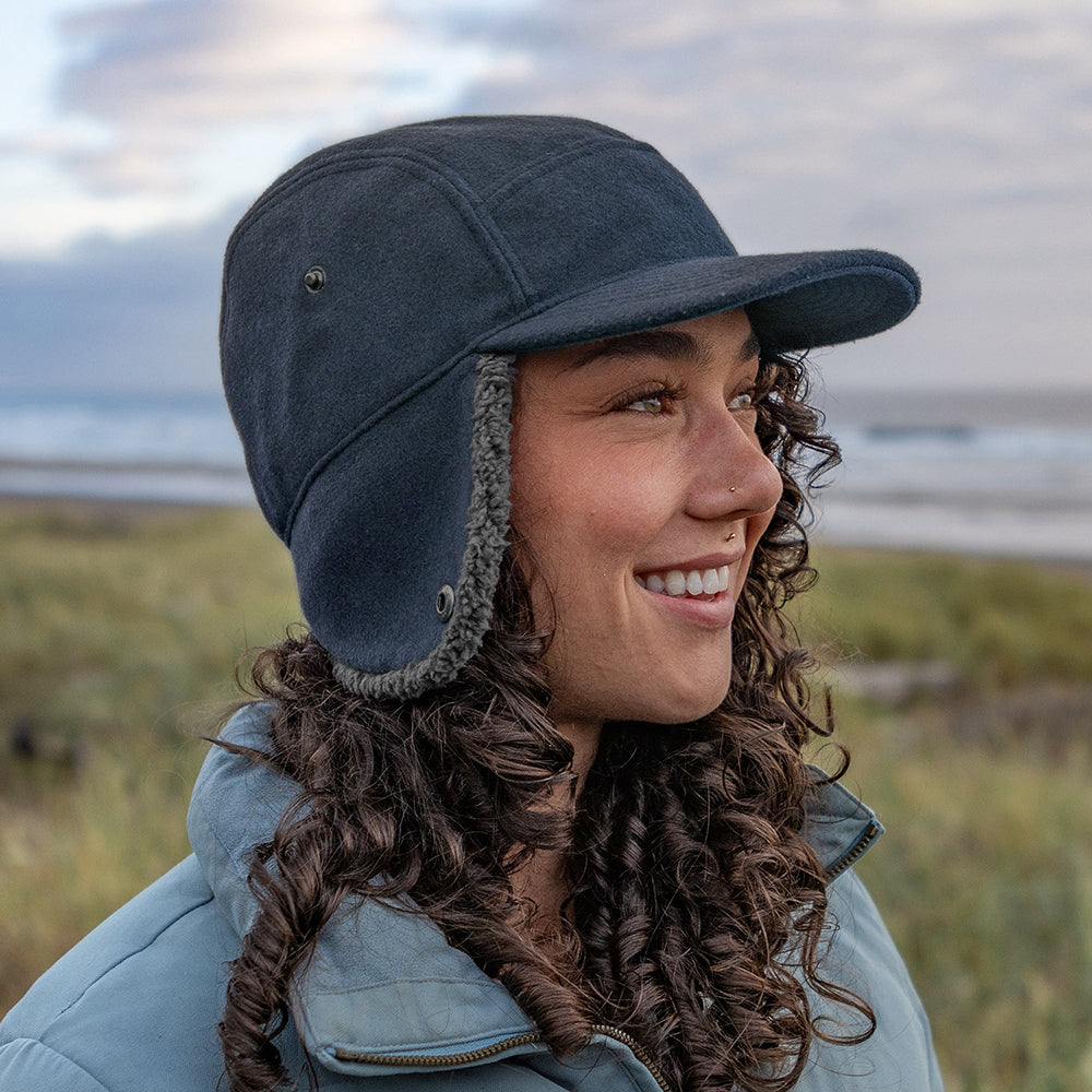 Gorra 5 paneles reciclado con orejeras de Sunday Afternoons - Azul Oscuro