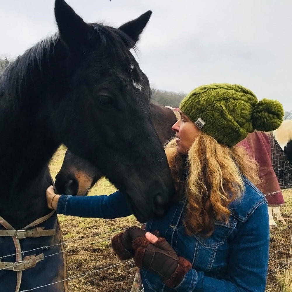 Gorro con pompón Oversized de Kusan - Verde Oliva