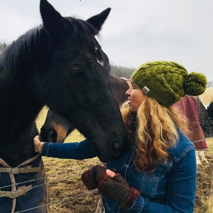 Gorro con pompón Oversized de Kusan - Verde Oliva