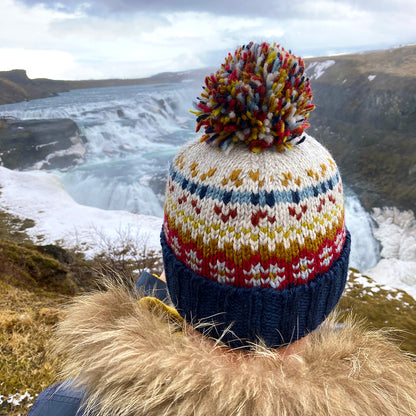 Gorro con pompón Mosaic Fair Isle de Kusan - Azul Marino-Rojo-Crema