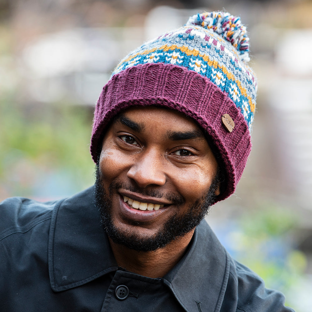 Gorro con pompón Mosaic Fair Isle de Kusan - Ciruela-Gris