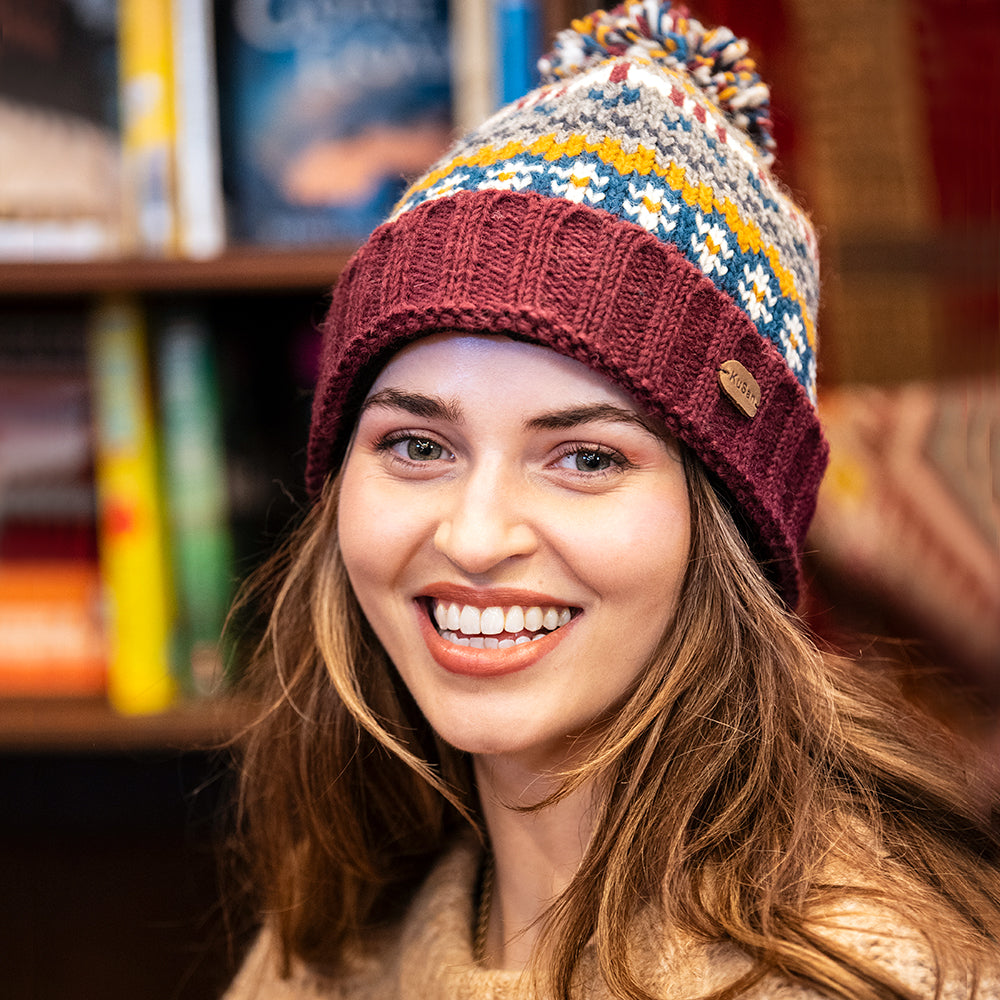 Gorro con pompón Mosaic Fair Isle de Kusan - Ciruela-Gris