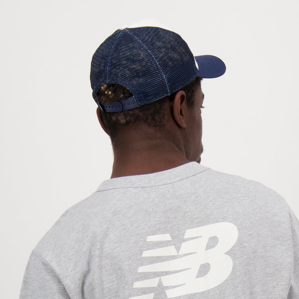 Gorra Trucker Lifestyle Athletics Graphic de New Balance - Blanco-Azul Marino