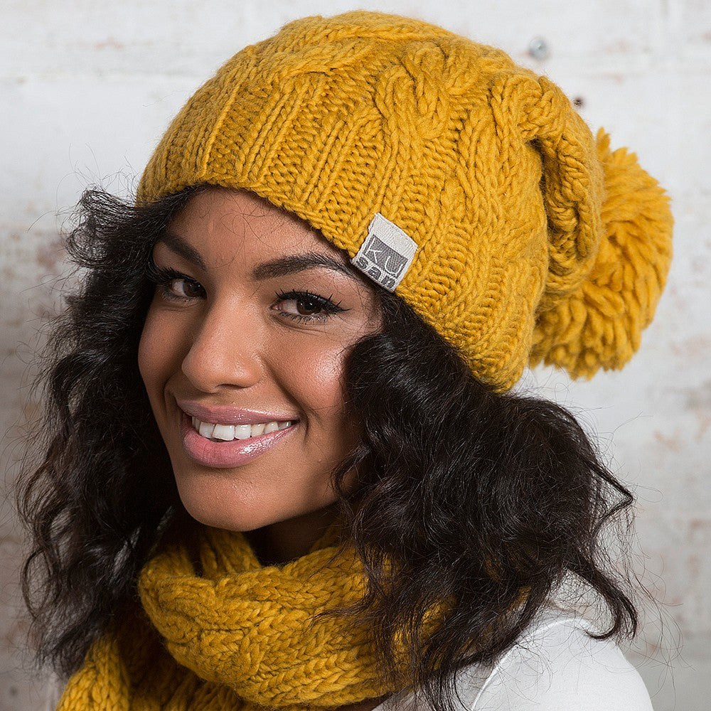 Gorro con pompón Oversized de Kusan - Mostaza