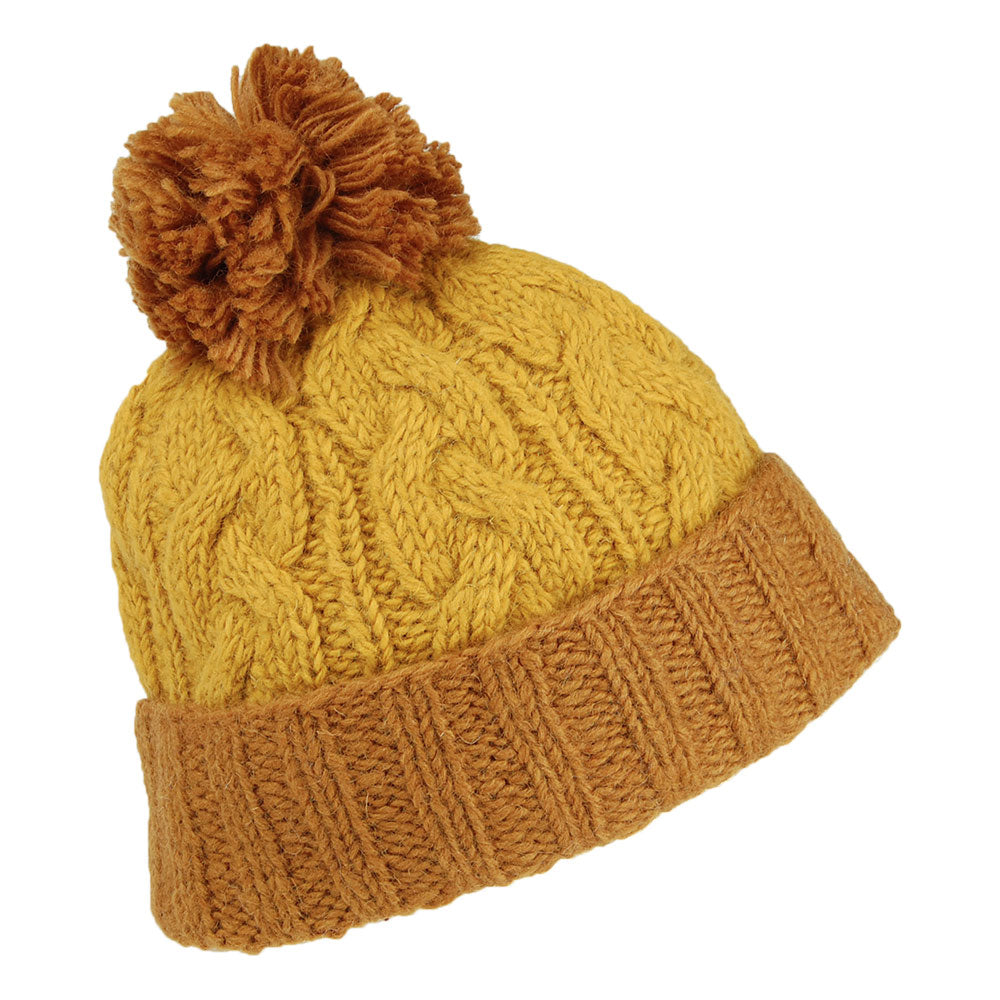 Gorro con pompón con vuelta de punto cable de Kusan - Mostaza