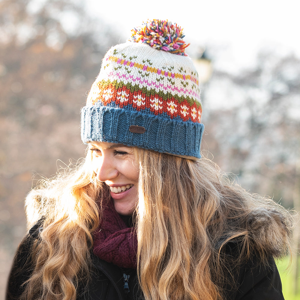 Gorro con pompón Mosaic Fair Isle de Kusan - Crema-Azul